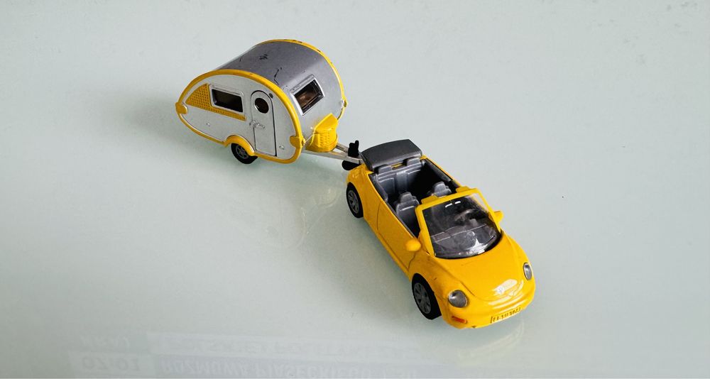 Siku 1629  VW Beetle Cabrio z przyczepą kempingową Teardrop 1:55