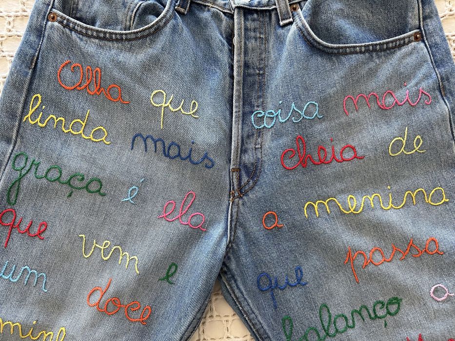 Calças de ganga bordadas