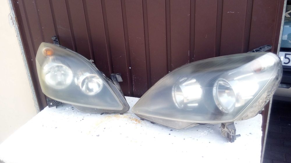 Opel Zafira B Lampa prawa lewa przód przednia