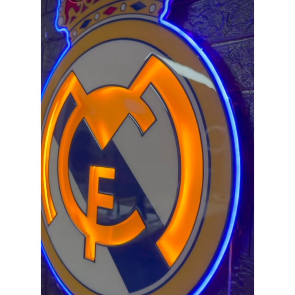 Logotipo Iluminado em Neon Flex e Resina – Feito à Medida