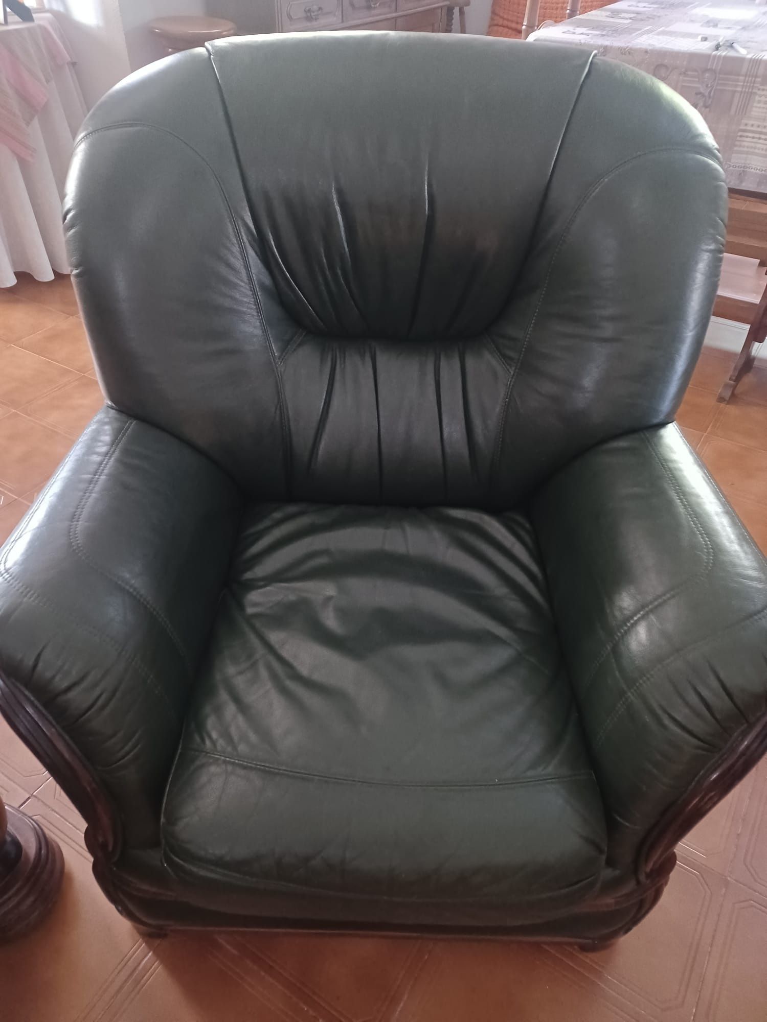 Conjunto de sofá cama e 2 cadeiroes pele