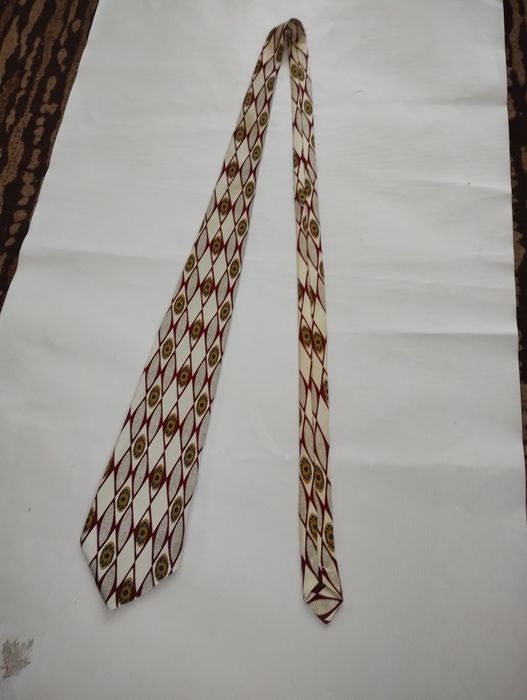 Krawat w pawie oczka