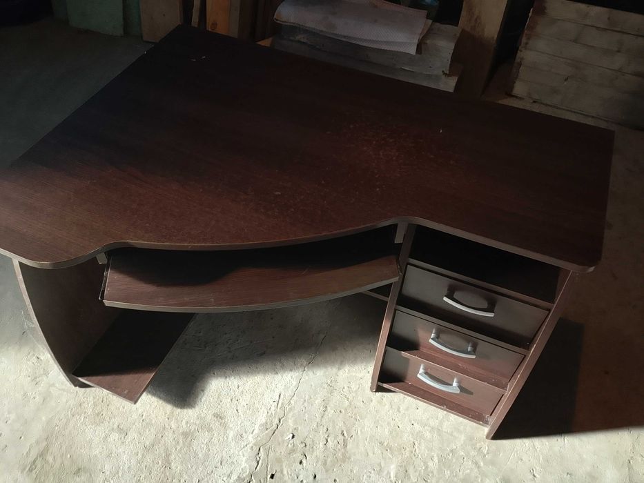 Комп'ютерний стіл б/у