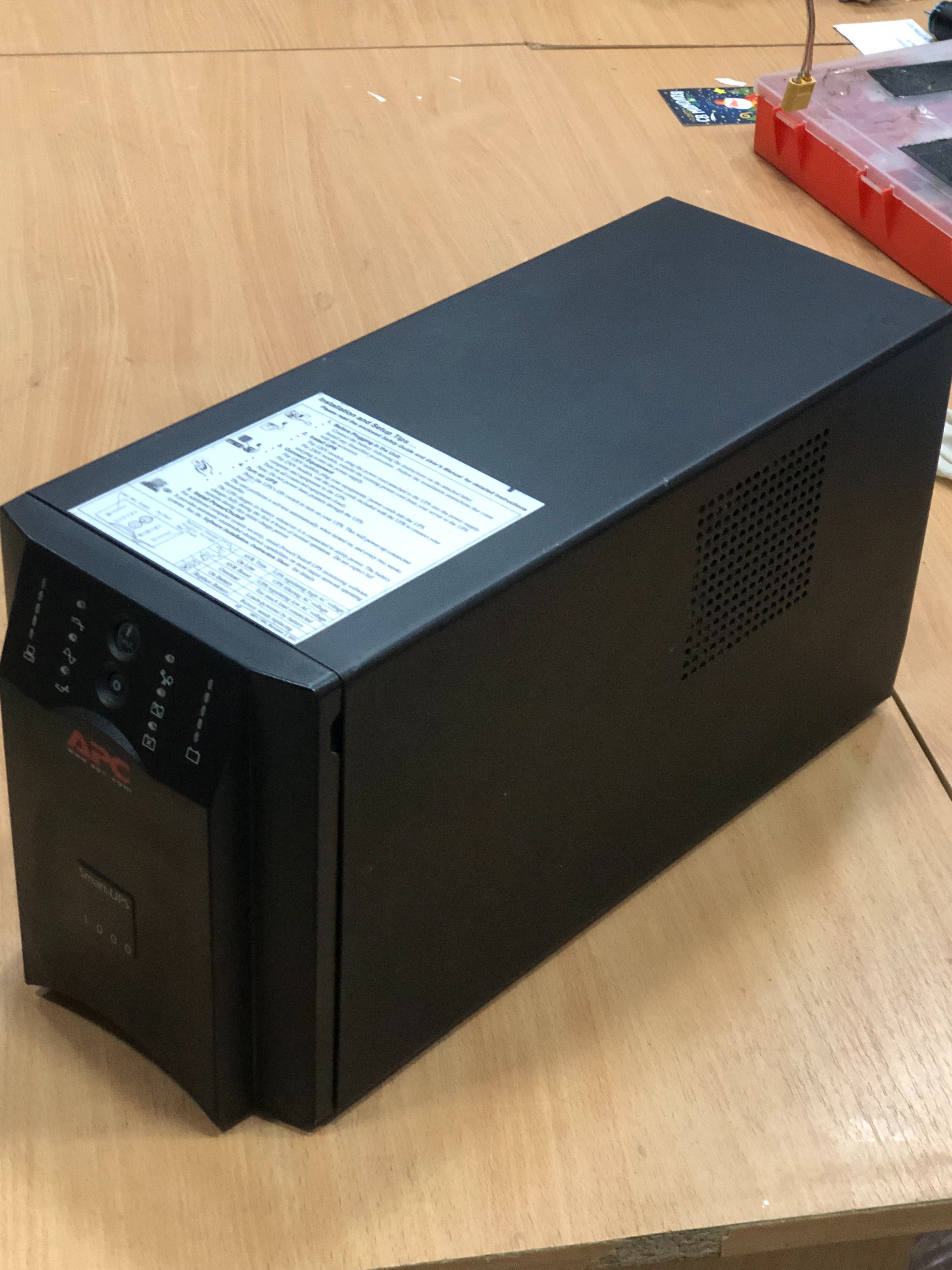 Бесперебойник УПС APC 1000i