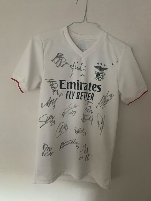 Camisola do Benfica autografada por jogadores do plantel 24/25
