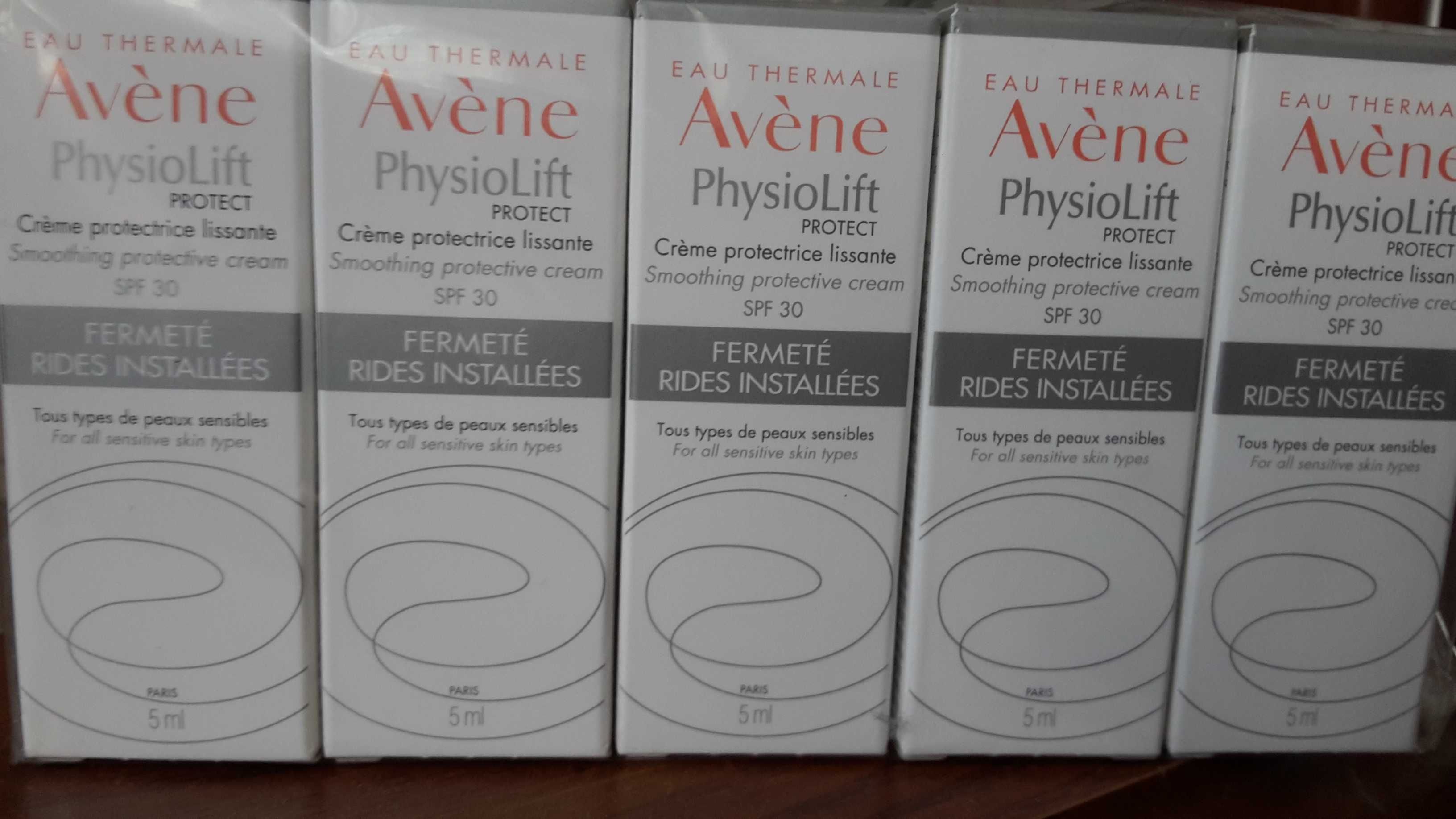 Avene PhysioLift PROTECT 
Wygładzający krem ochronny SPF30