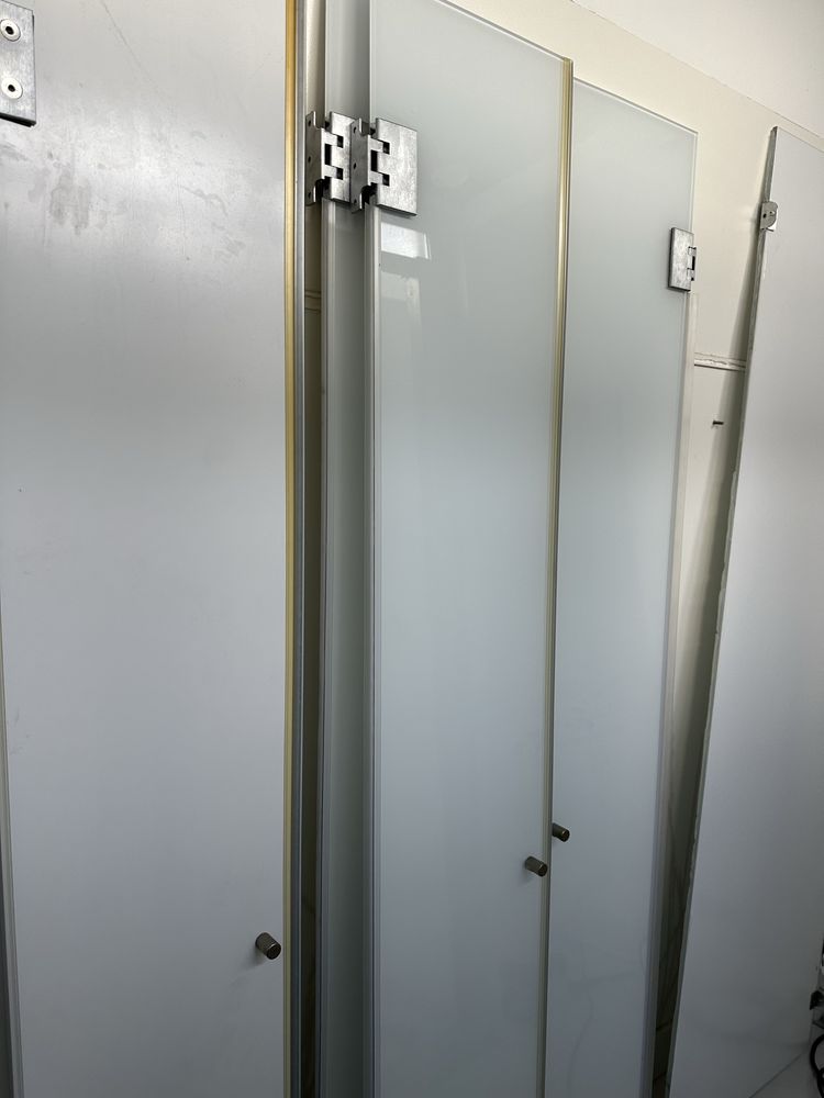 Par de portas em vidro temperado branco ou preto com ferragens