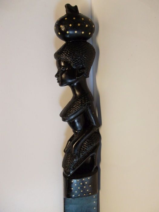 antiga espada ceremonial africana em madeira exótica com embutidos