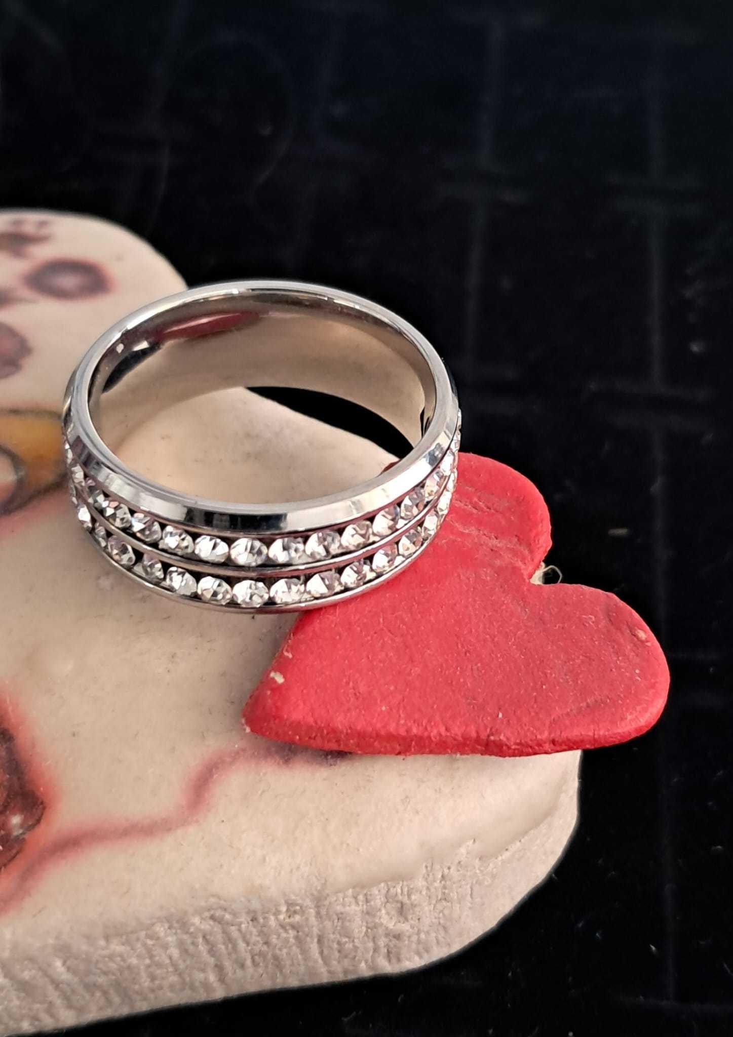 Anel com Pedras Preciosas Brilhantes – Novo e Elegante
