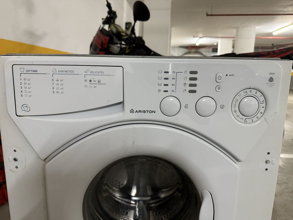 Maquina lavar roupa encastre Ariston