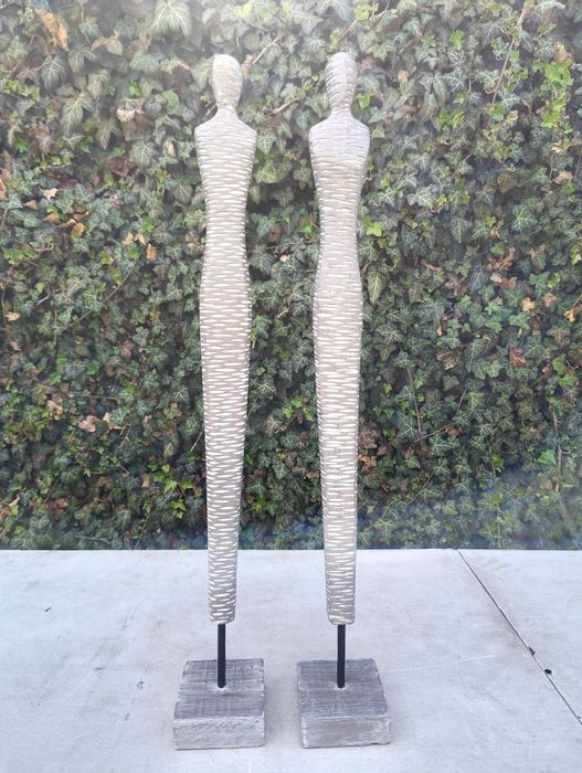 Drewniane stylowe figurki