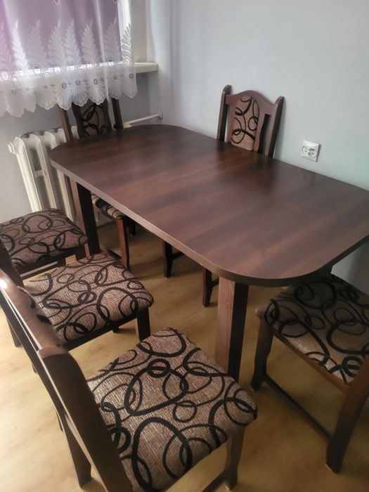 Stół z krzesłami