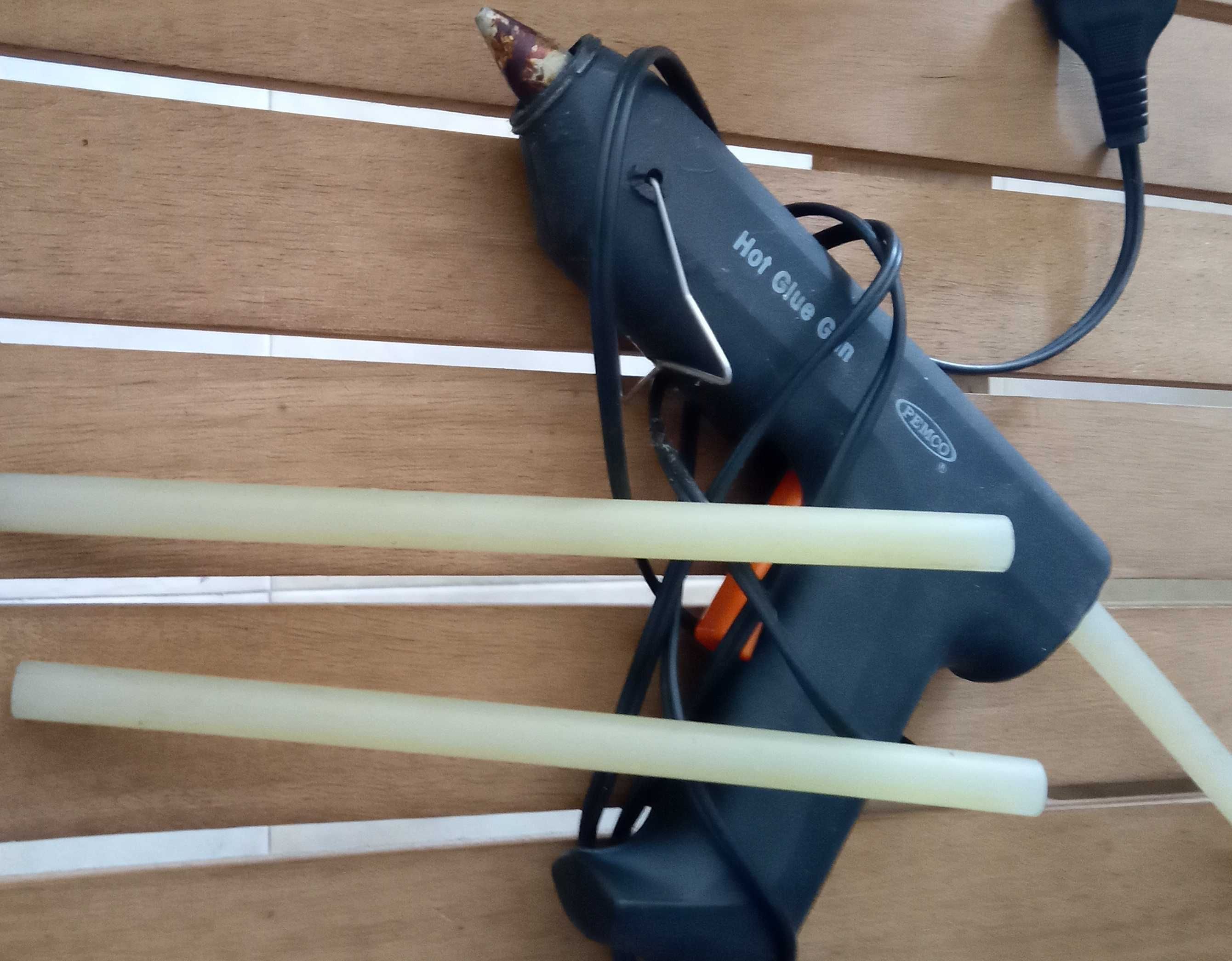 Pistola de colar a quente, com varas de cola, por 5€