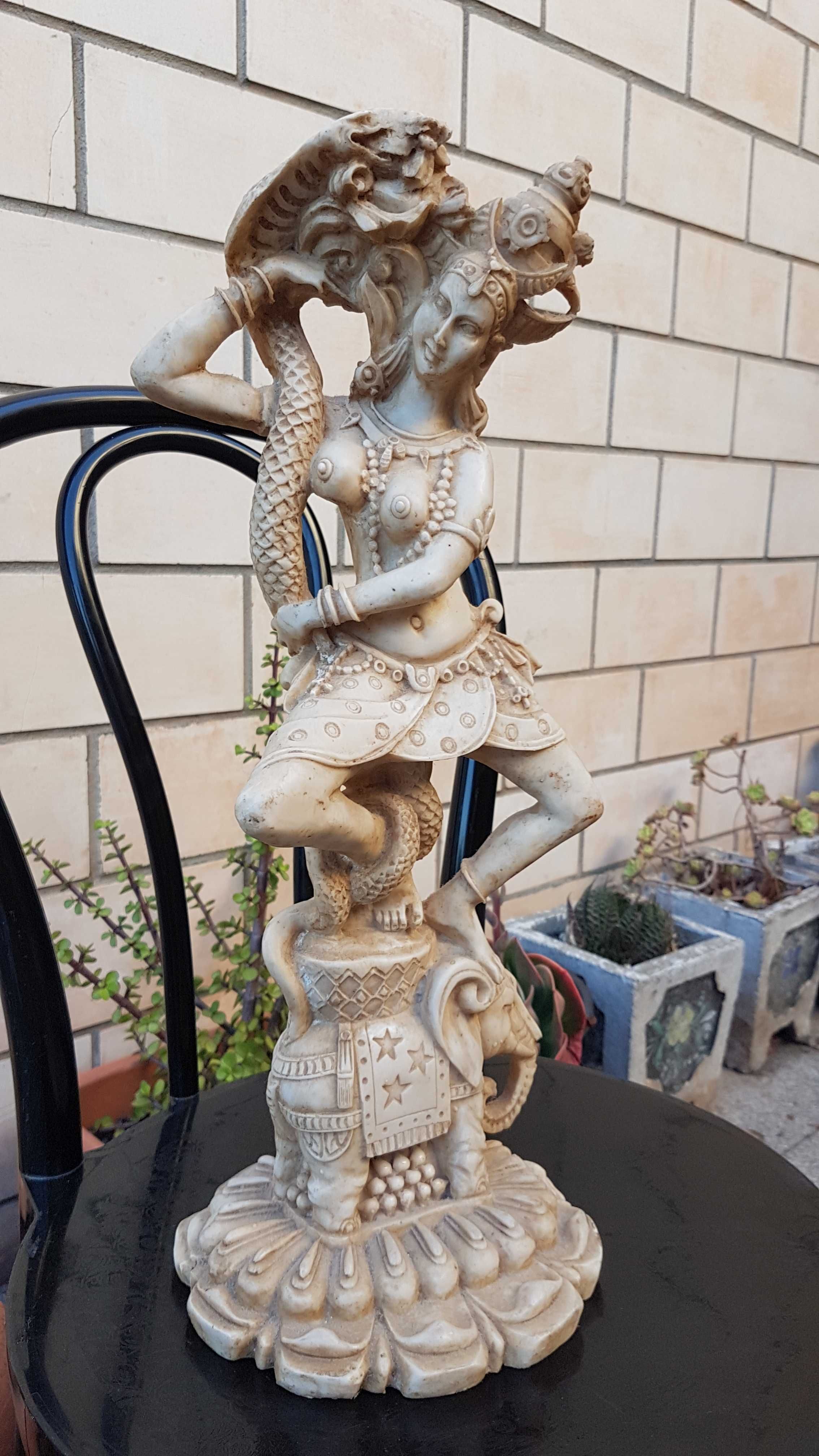 Estatueta  Deusa Mitológica da Sorte em marfinite