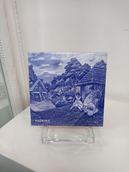 Kafel ceramiczny z możliwością zawieszenia.