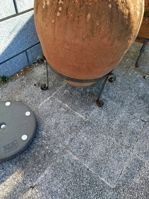 2 vasos de Jardim com o respectivo suporte