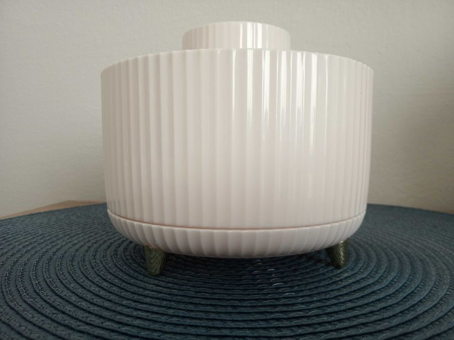 Biały obrotowy organizer na kosmetyki pędzle do makijażu kredki