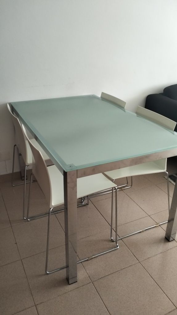 Mesa de vidro + 4 cadeiras brancas