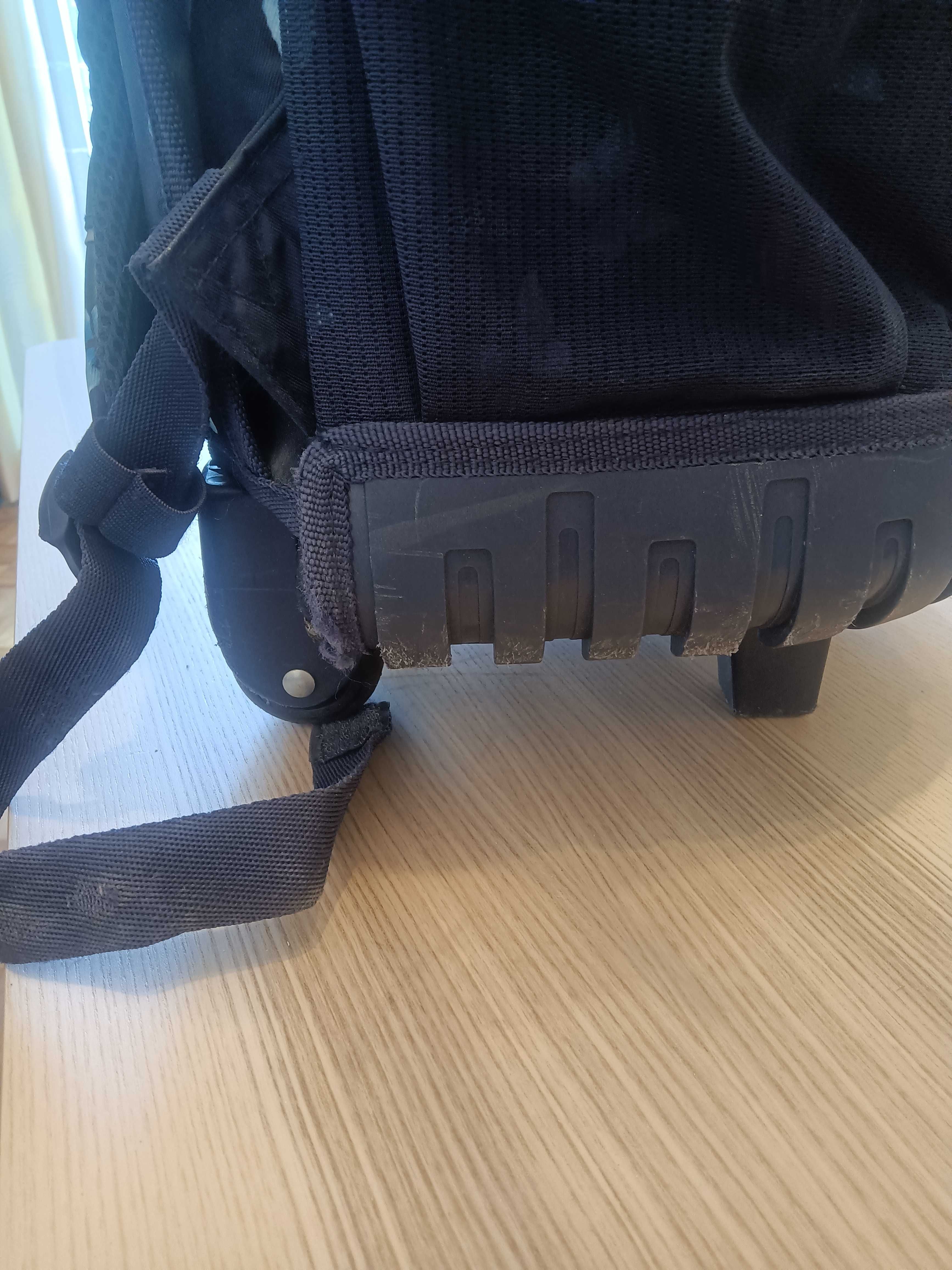 Mochila de criança para escola com rodinhas.
