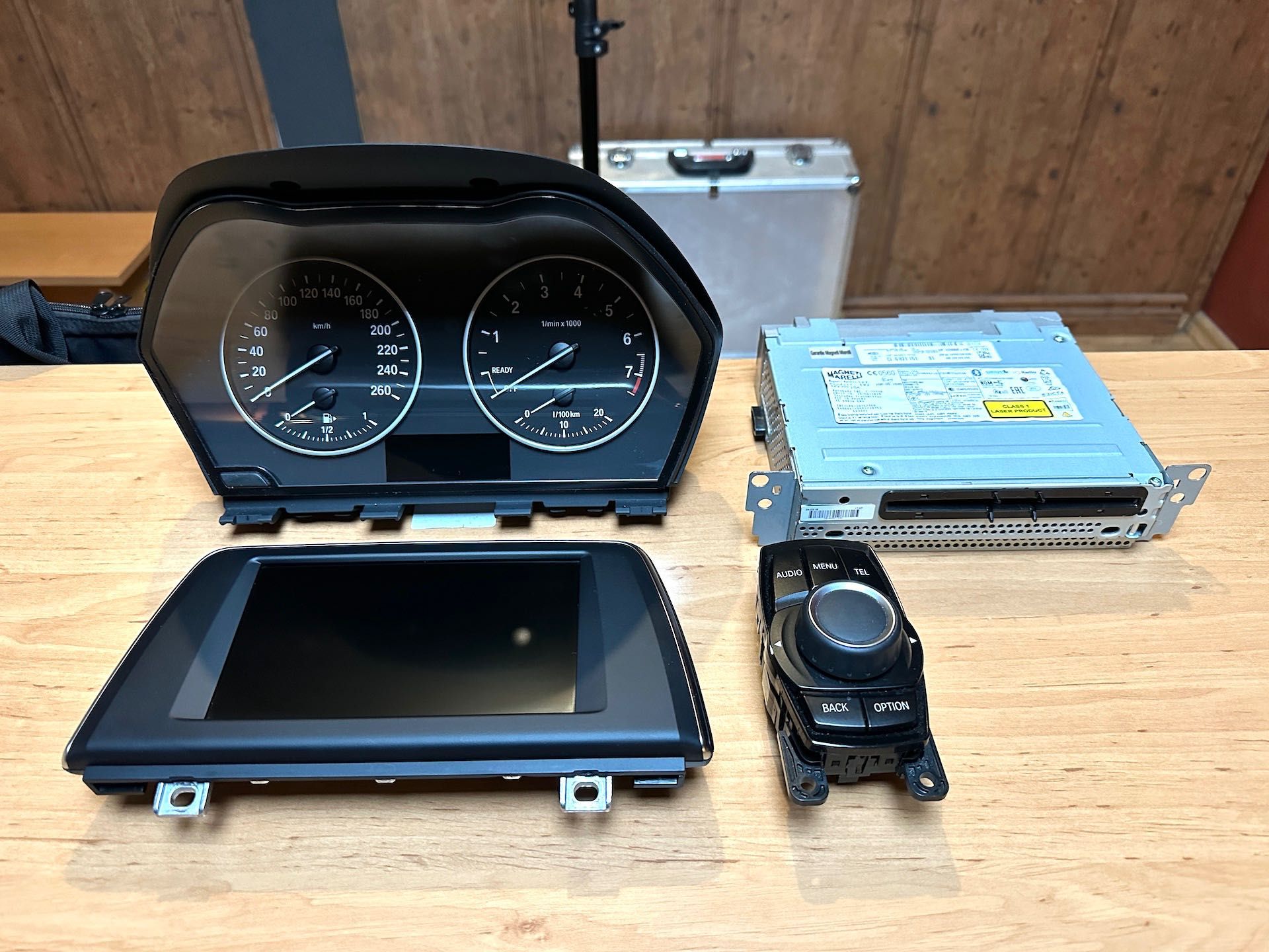 BMW 2 Active Tourer F45 - zegary LCD czytnik radio - komplet (benzyna)