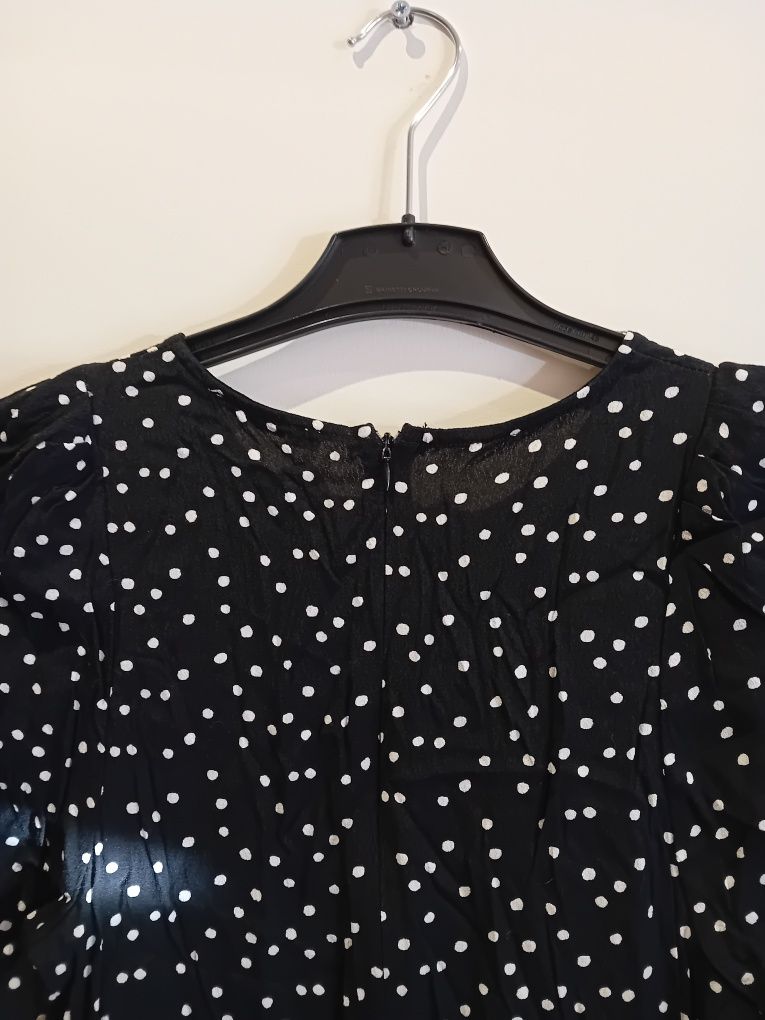 Vestido com bolinhas brancas