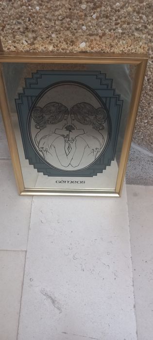 Quadro com moldura dourada,do signo gémeos...