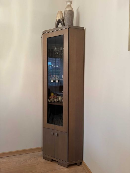 Witryna narożna – drewniana, brązowo-popielata, eleganckie wykończenie