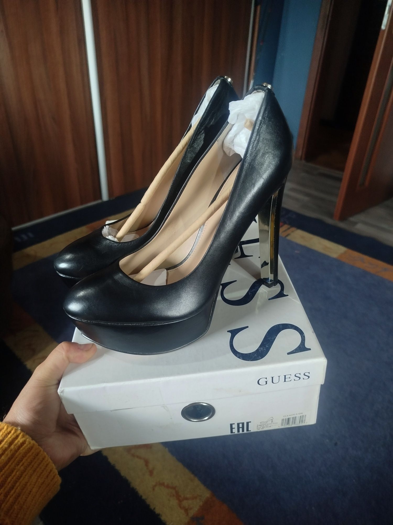 Szpilki skóra Guess rozmiar 39