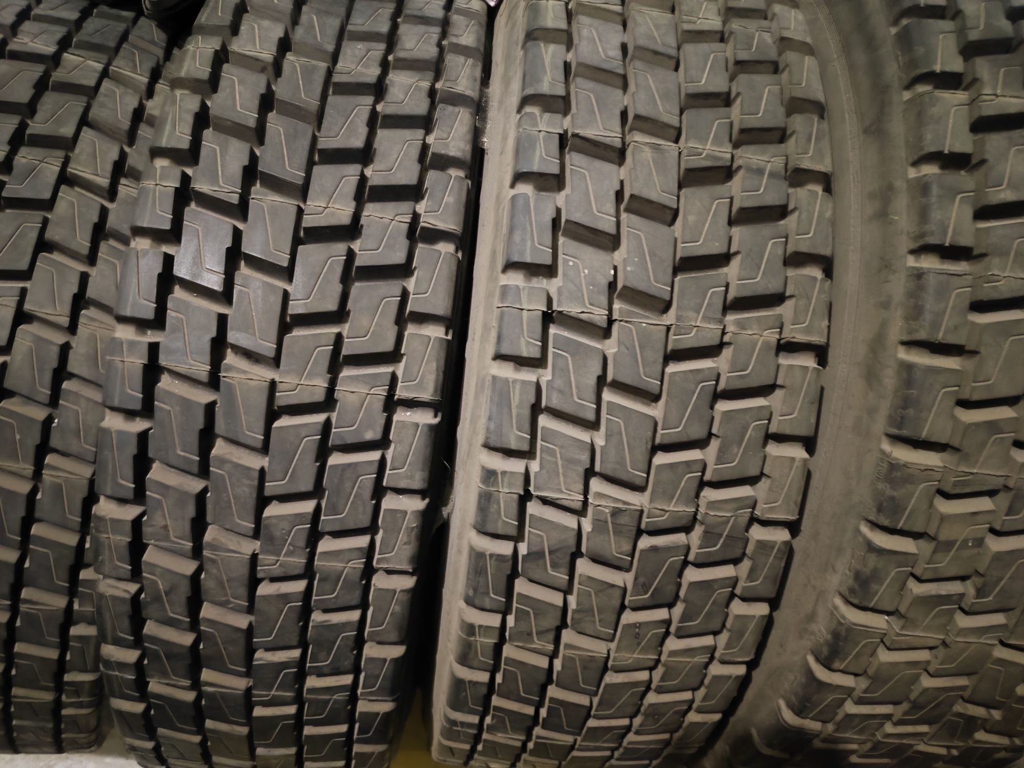 315/80 r 22.5 комплект наварных шин Semperit.