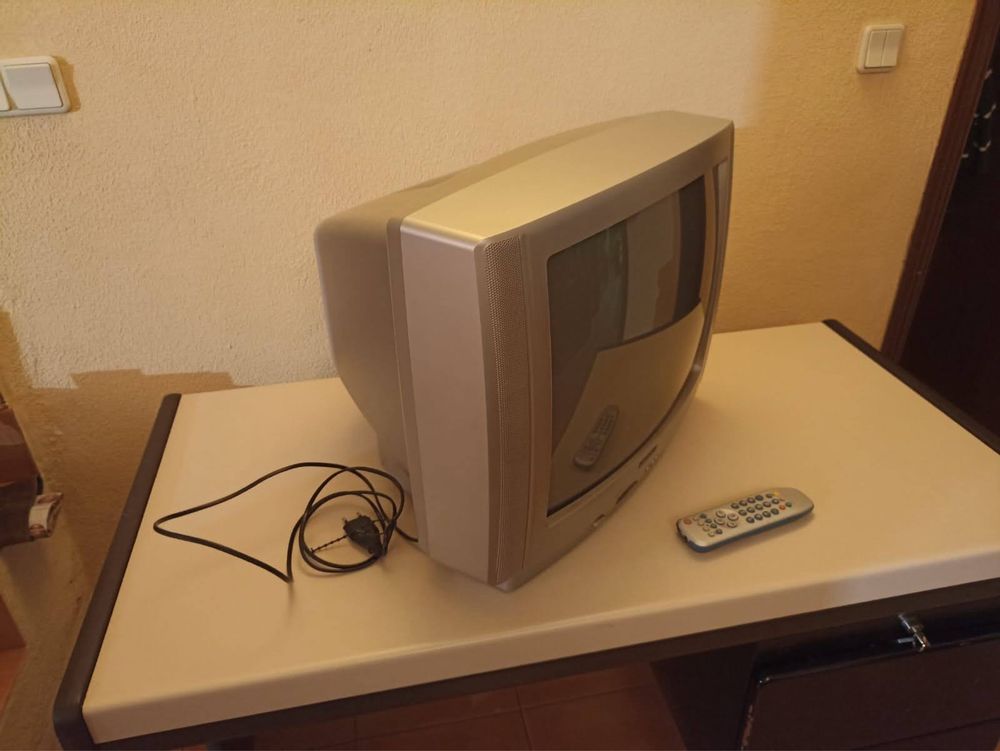 Televisão 55 cm a cores da marca "CROWN" com comando à distância