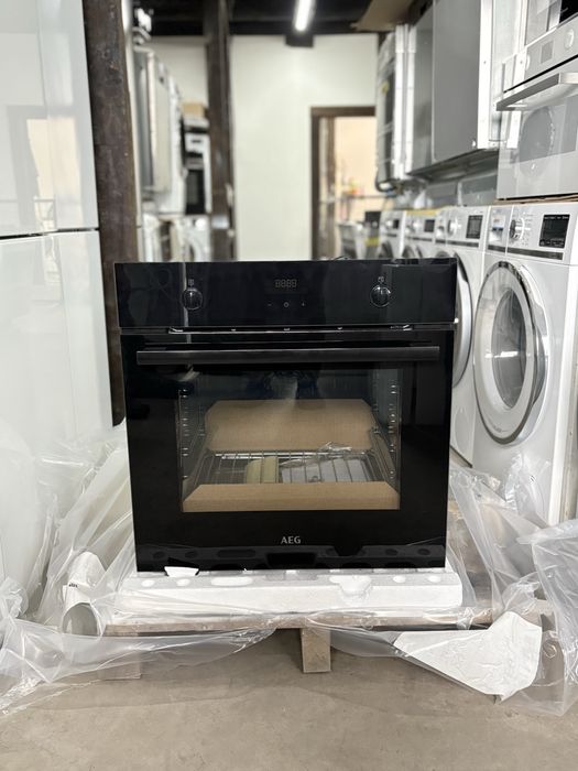 AEG BEK43511XB — чорна вбудована духовка 65 л, 8 режимів,