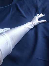 Długie gładkie białe rękawiczki. Ślub. Komunia.