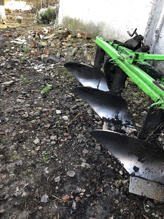 Плуг  трох корпусни на високих стойках бомет хорошому стані.