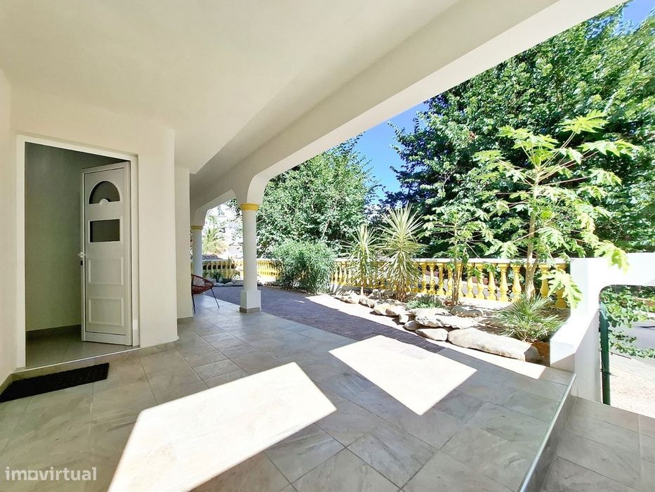 Moradia V3 a apenas 330 m da Praia de Olhos de Água