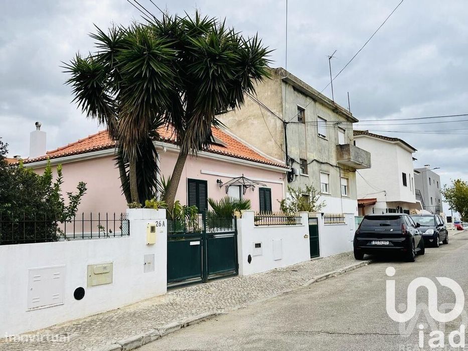 Moradia geminada T2 em São Sebastião