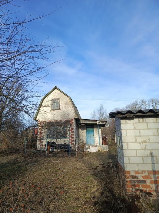 Дача ЗАЗ поряд із зупинкою.