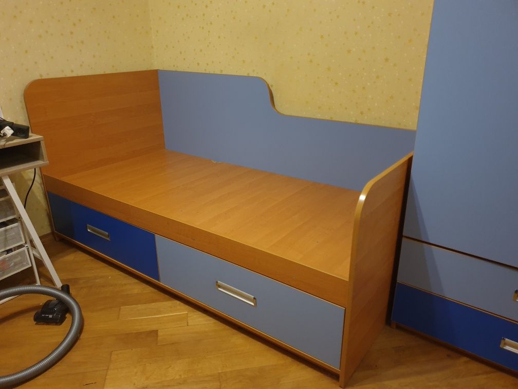 Дитяча спальня, дитячі ліжка, шафа, комод.
