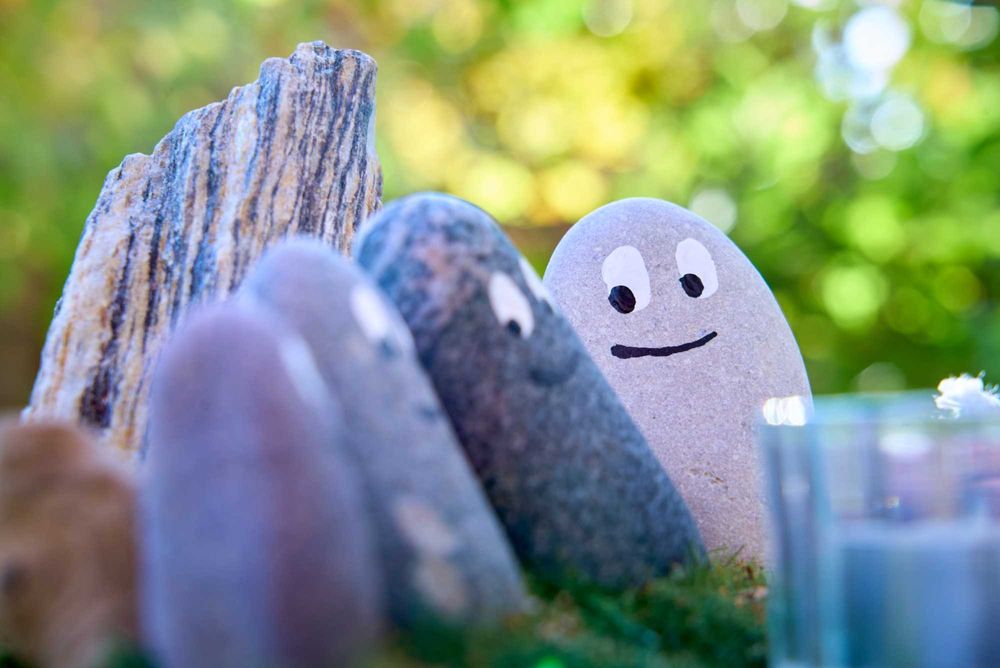 Dekoracja, świecznik z kamieni na plastrze drewna