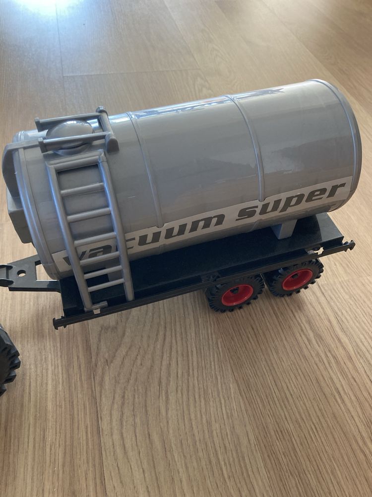 Traktor z beczką