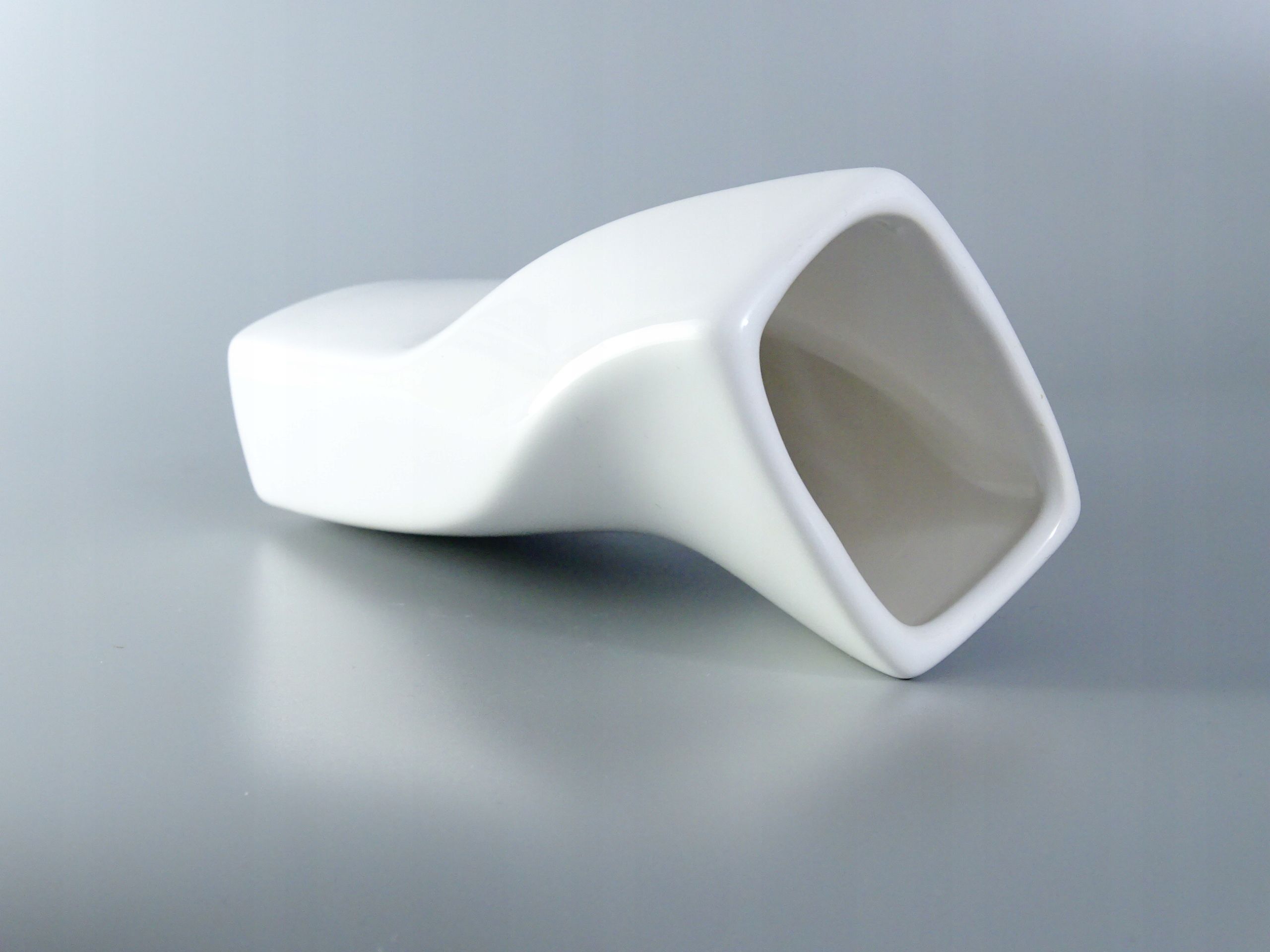 designerski biały wazon ceramiczny