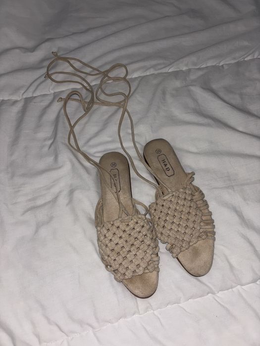 Sandalias com fio para atar na perna