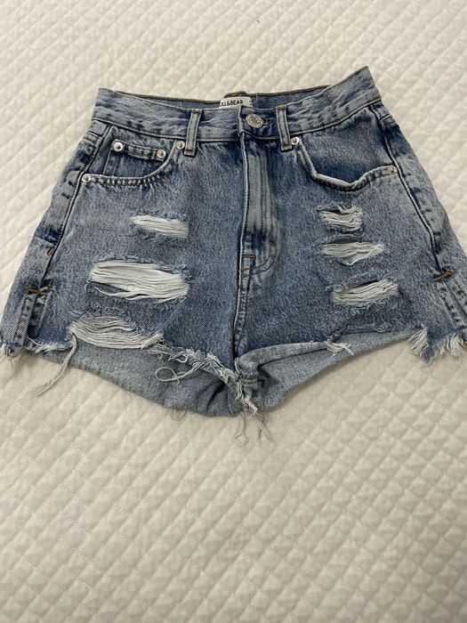 Spodenki z przetarciami.