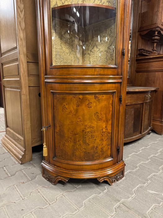 Witryna narożna biblioteka orzechowa witryna przeszklona