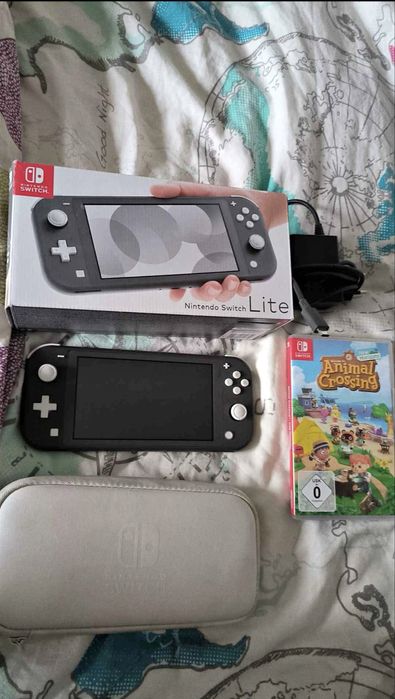 Nintendo Switch Lite + Extras