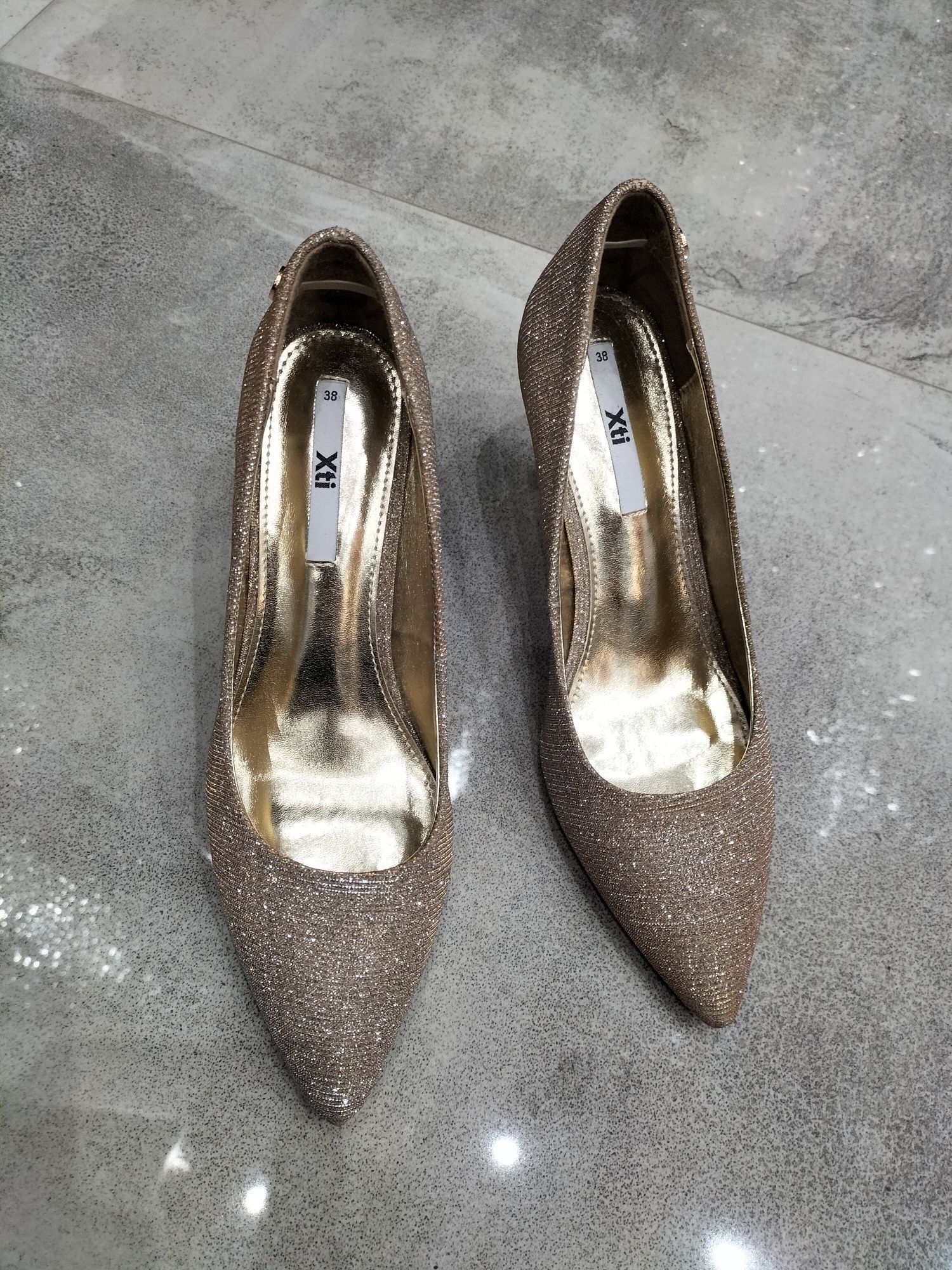Buty szpilki złote