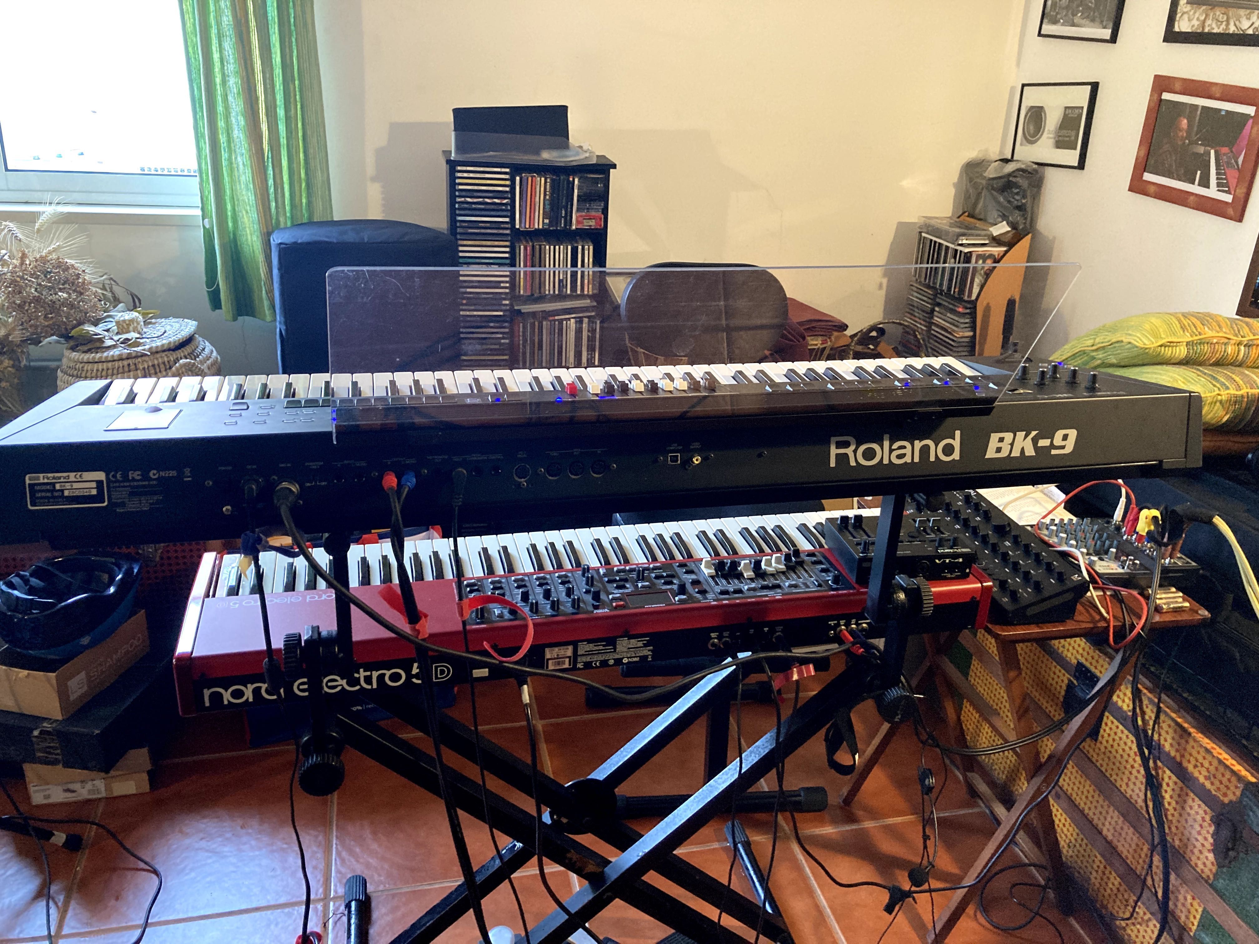 Vendo teclado  Roland BK9 com saco Roland