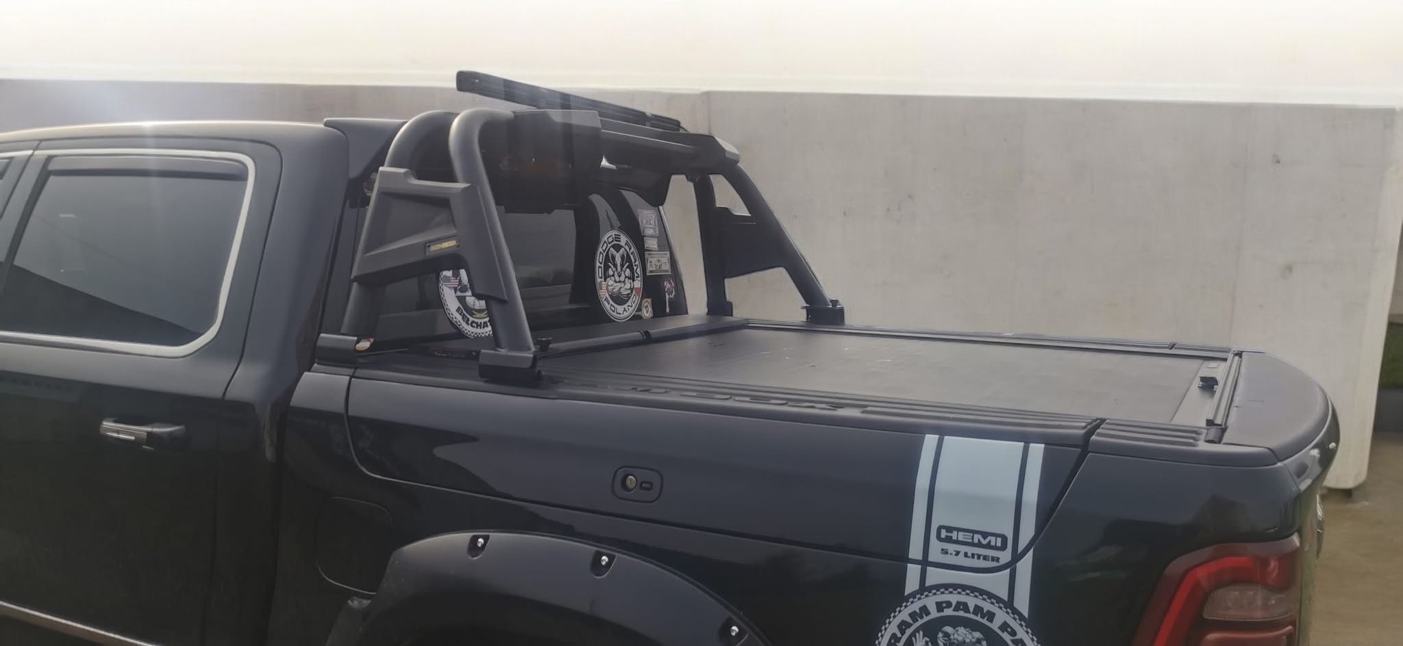 Orurowanie paki chrom Hamar roll bar Rambar Dodge RAM 1500 z RAMBOX