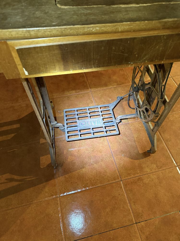 Maquina de Costura Oliva com mesa