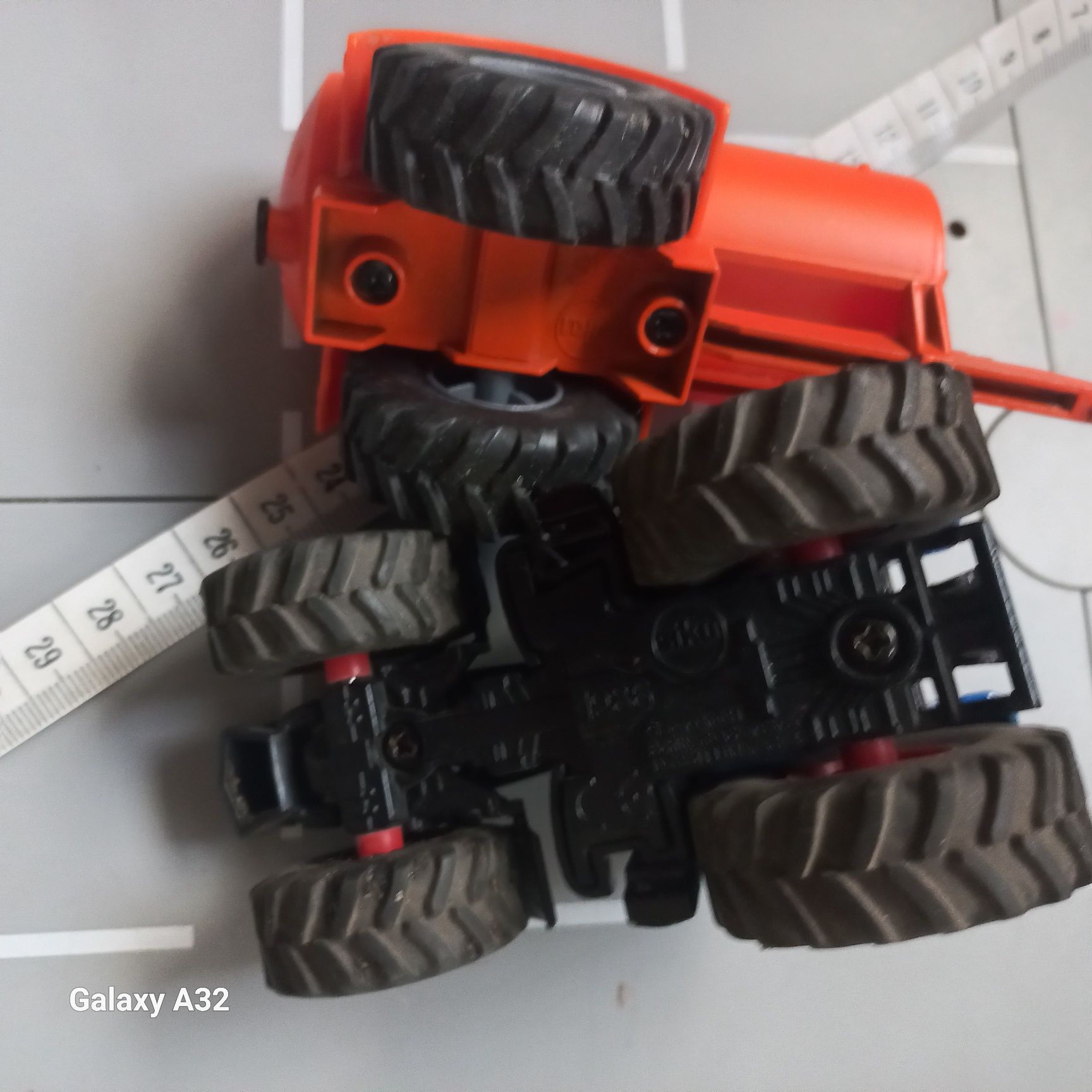 Siku 1:50 traktor new holand z cysterna 23 cm dlugosci