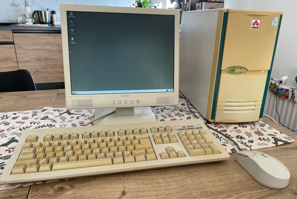 Stary komputer PC windows 95 retro Pentium